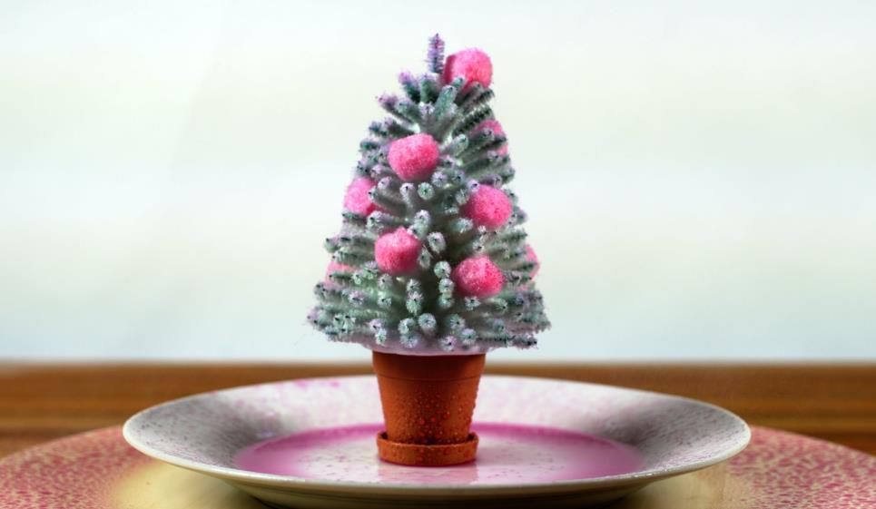 Revealing your Christmas colour 1. Before spraying the tree, you should be aware that the red cabbage indicator can stain.
