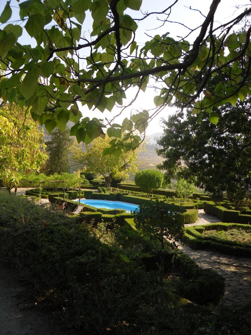 Quinta do Bom Retiro is simply another beautiful and impressive Quinta in the heart of rural landscape surrounded again by olive- and almond trees and of course vines.