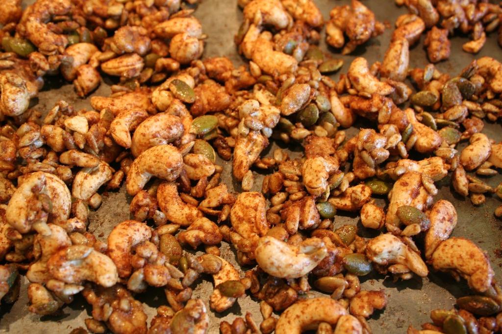 Savoury Roasted Cashew 1 cup cashews ½ cup pumpkin seed ½ cup sesame seeds ½ tsp paprika 2 tsp honey 1 tbsp lime juice 1 tsp olive oil 1 tsp salt Ready in 30 minutes Serves 2 people 1.