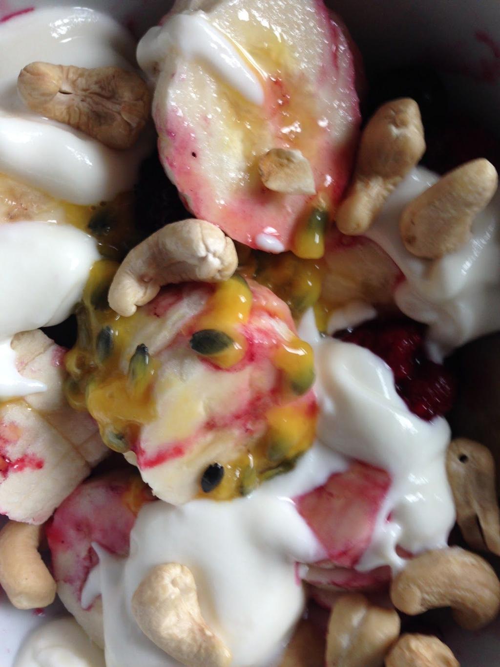 Banana Passion 2 bananas, sliced 1 cup berries ½ cup full fat greek yoghurt 1 passionfruit ¼ cup raw cashews 1. Mix together bananas, berries in a bowl. 2. Pour yoghurt over top. 3.
