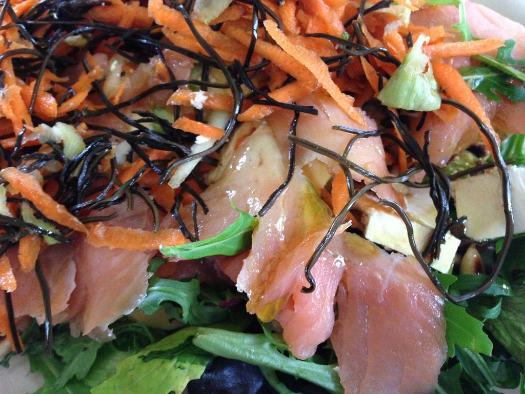Smoked Salmon & Carrot Salad 200gm smoked salmon, cut into strips 2 medium carrots, grated 2 cups rocket ½ bunch parsley, stalks removed ¼ small cucumber, grated 2 tbsp apple cider vinegar 1