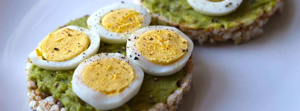 Rice Cakes with Avocado & Egg 4 ingredients 10 minutes 1 serving 1. If you haven't already done so, hard boil your eggs. 2. Mash the avocado onto the rice cakes and top with sliced egg.