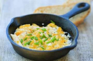 Breakfast Recipes Scrambled Eggs With Chives Servings: 1 Net Carbs: 1.5g 3 large eggs 1 tablespoon butter 2 tablespoons chopped chives 1. Melt the butter in a medium-sized skillet over medium heat. 2. Whisk together the eggs, chives, salt and pepper then pour into the skillet.