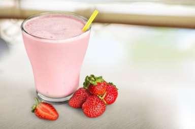 Strawberry Cream Smoothie Servings: 1 Net Carbs: 2g 1 cup unsweetened almond milk ¼ cup heavy cream 4 frozen strawberries 3 to 4 ice cubes 2 tablespoons sugar-free vanilla syrup 1.