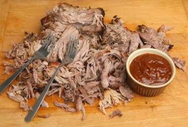 Crockpot Shredded Beef Servings: 6 Net Carbs: 2g 2 tablespoons olive oil One (3-pound) boneless beef chuck roast ¼ cup low-sodium beef broth 2 tablespoons tomato paste 1 teaspoon ground cumin 1