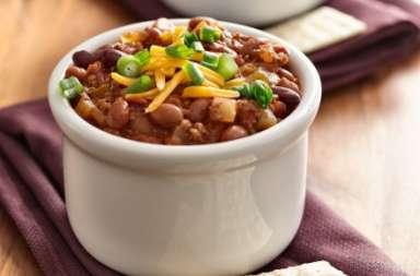Hearty Beef Chilli Servings: 6 Net Carbs: 8g 1 tablespoon olive oil 2 pounds lean ground pork ¼ pound uncooked bacon, chopped 1 medium yellow onion, chopped 2 assorted bell peppers, chopped 1 (14.