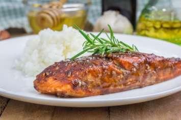 Honey-Baked Salmon Fillets Servings: 4 Net Carbs: 4.5g 4 (6-ounce) boneless salmon fillets 1 to 2 tablespoons honey 1. Brush the salmon fillets with honey then season with salt and pepper. 2. Place the fillets on a foil-lined baking sheet.