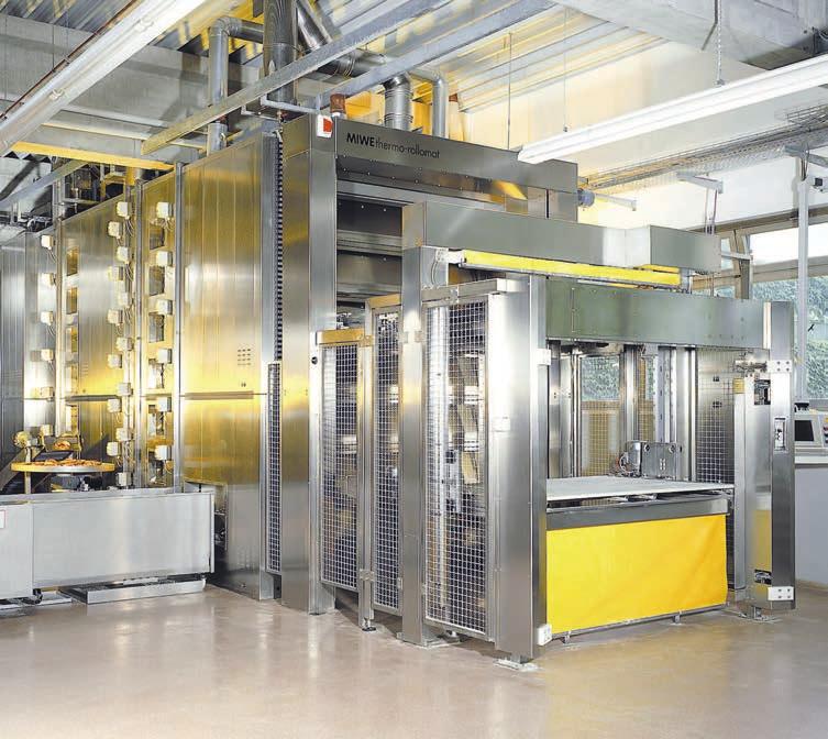 Products can be transferred to the MIWE thermo-rollomat from a conveyor-type proofing unit, a trough-type proofing unit, or directly from a MIWE VB prebaking oven.