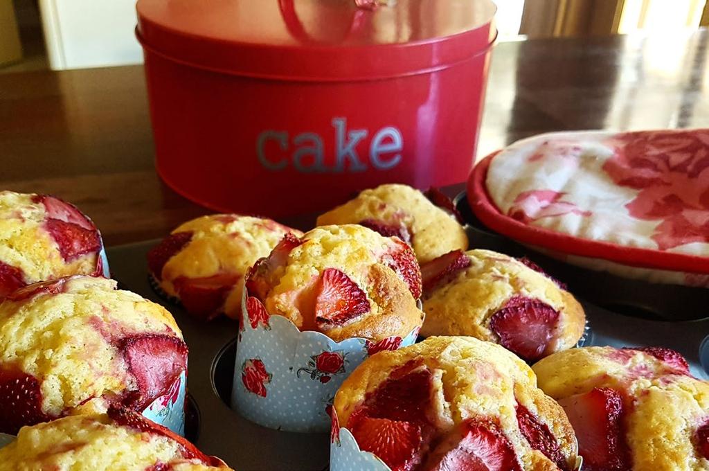 Strawberry, Oat & Yoghurt Muffins Recipe by Simone Austin APD and Sports Dietitian 40 minutes preparation and assembly time Serves 10-12 1 egg 2 / 3 cup plain yogurt 1 / 3 cup milk ½ tsp vanilla bean