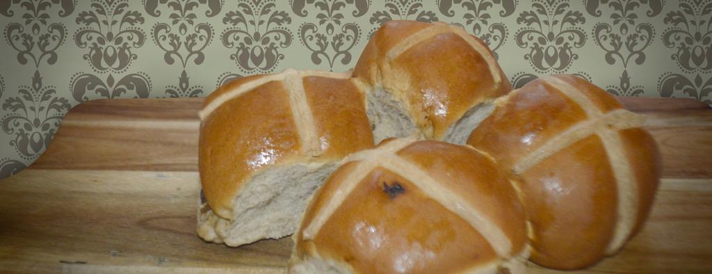 Friendly Hot Cross Buns Makes 10 buns 150g almond flour 150g light spelt flour 1 tsp.