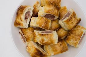 Recipe 7 Sausage rolls 250g sausage meat or skinned or hot dog type sausage) ½ onion 1 packet ready made puff pastry sausages (not Richmond skinless sausage Large mixing bowl, black or green knife,