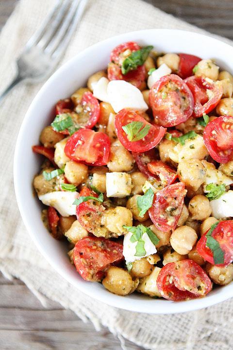 21 Pesto Garbanzo Bean Salad 1 can (15 ounces) chickpeas, rinsed and drained 1/3 cup basil pesto ½ cup kale, finely shredded ½ cup cherry tomatoes, chopped in half 1.