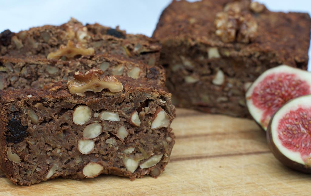 Protein Fruit Loaf ½ cup (70g) dried fruit ⅔ cup (90g) rice flour or chickpea flour ⅓ cup (50g) almonds ¼ cup (30g) chopped walnuts 1 tbsp baking powder 1 tbsp cinnamon 1 tsp cardamom 1-2 apples,