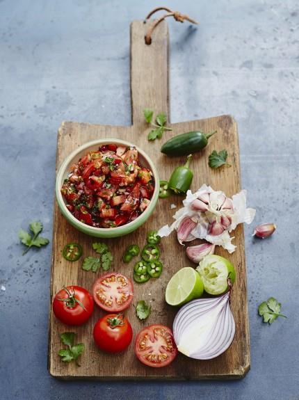 Classic Tomato Salsa 6 ripe tomatoes 1 big bunch of fresh coriander 1 onion 2 fresh jalapeño or green chillies 1 large clove of garlic 1-2 limes extra virgin olive oil 1. Finely chop the tomatoes 2.