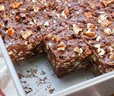 Date, Oat & Chocolate Brownies Makes ~ 16 pieces 140g dates, finely chopped 140g unsalted butter 60g good quality cocoa powder 90g plain flour ½ cup rolled oats 1 tablespoon baking powder 95g brown