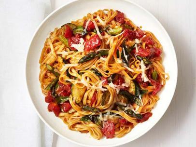 Roasted Vegetable Pasta (Serves 5) 1 x medium eggplant, cut into bite-sized pieces 2 x small squash, sliced and then quartered 1/2 x red onion, sliced 8 x button mushrooms, quartered 2 x carrots,