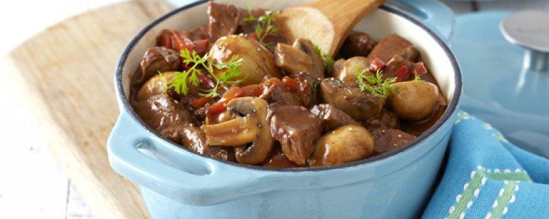 Hearty Beef Stew with Mushrooms and Mash Sunday 27th May COOK TIME PREP TIME SERVES 00:35:00 00:10:00 4 Use red wine, button mushrooms and cubed beef to make this tasty stew ideal for a hearty family