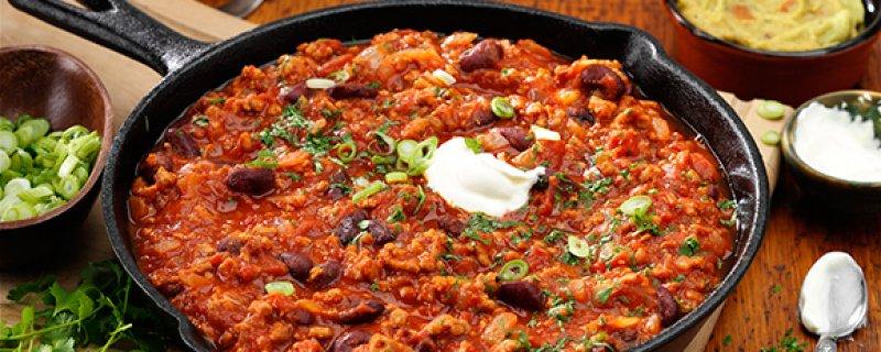 Ostrich Chilli Friday 25th May COOK TIME PREP TIME SERVES 00:30:00 00:10:00 4 This ostrich chilli recipe is a warming, satisfying blend of ostrich mince, red kidney beans, chilli and chopped tomatoes.