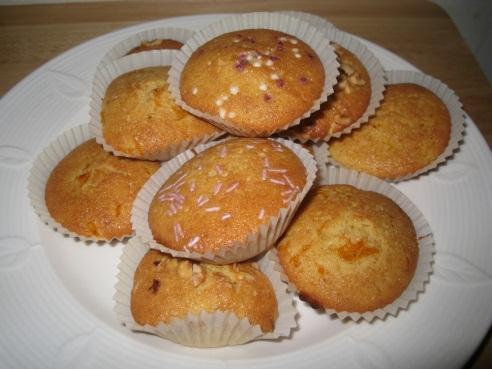 BASIC SKILLS CREAMING METHOD Small Cakes Flavourings 2oz/50g margarine 25-35g fruit sultanas, currants, 2oz/50g caster sugar apricots, dates etc 3oz/75g S.R. flour or 15g cocoa instead of 15g flour 1 egg plus a little milk if needed 6-8 paper cases Light oven Gas5/180 C.