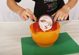 it: Pour milk into mixing bowl