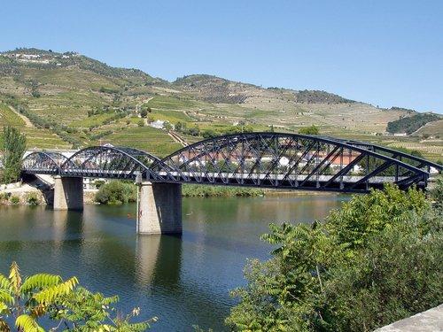 It is spectacular, as the train follows the side of the Douro River during tens of kilometres.