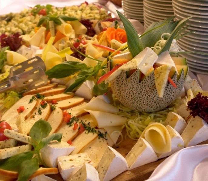 D I S P L A Y S & S T A T I O N S Display of Fresh Vegetable Crudités and Dip $70.00 Serves 25 people $125.00 Serves 50 people Carving Stations (Two Hours) $15.