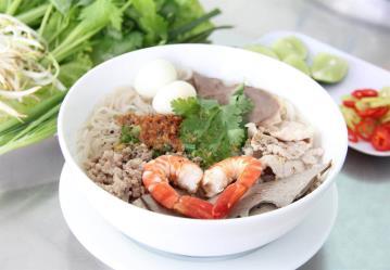99 Stir-fry egg noodle with shrimp, BBQ pork, beef and crab stick RICE NOODLE (Hủ Tiếu) H1.