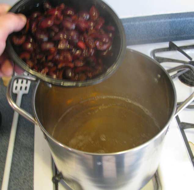 Put one half gallon of water in a pan, add your three pounds of honey and heat it. Don t bring it to a boil, just heat it nicely for about ten to fifteen minutes.
