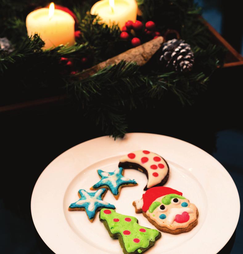 Christmas Eve Monday, 24 December 2018 From 2 p.m. to 3 p.m., families with children can enjoy ginger bread decorating figures at Lang Viet Restaurant & Bar. Then Santa awaits the kids from 5 p.m. to 7 p.