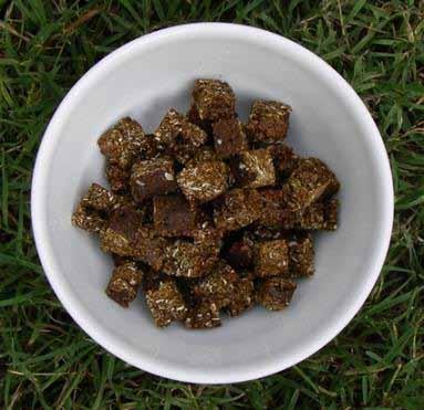 Molasses Oat Treats This simple treat is great for those horses that love molasses. Cook a bit longer if you want a drier / crunchy treat.