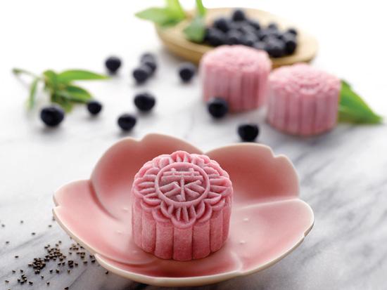 Our New Handcrafted Creation Delight in our charming Snow-Skin selection with our Chef s latest flavour this year, Açaí Berry and Chia Seeds Snow-Skin Mooncake 巴西莓奇亚籽冰皮月饼.