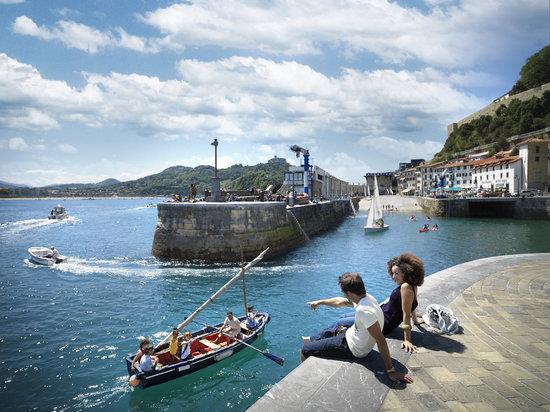DAY 4 Meet our guide Morning walking tour: The town centre streets of San Sebastián unfold overlooking the La Concha Bay.
