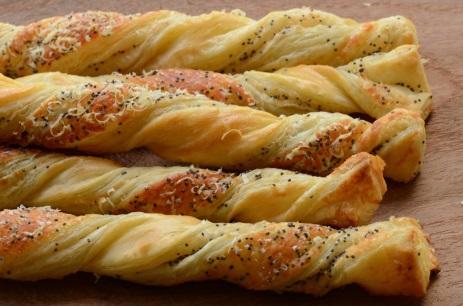 CHEESE STICKS Quantity for 6 portions (appetizer) 1 package of frozen puff pastry 1 package of grated cheese (ideally Swiss or similar) 1 egg 1 tbsp of water 1 ½ teaspoons poppy seeds (optional) 1.