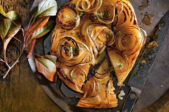 FENNEL TARTE TATIN Quantity for 1 cake (6 8 portions) 1 package of frozen pastry dough (Lando) 3 4 fennel bulbs, cleaned and cut into wedges 100 g butter 100 g sugar 1 cinnamon stick 1.