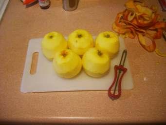 After peeling, cut the apples into halves.