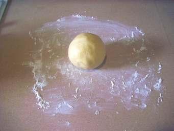 ball of dough (Muerbeteig) in the center.