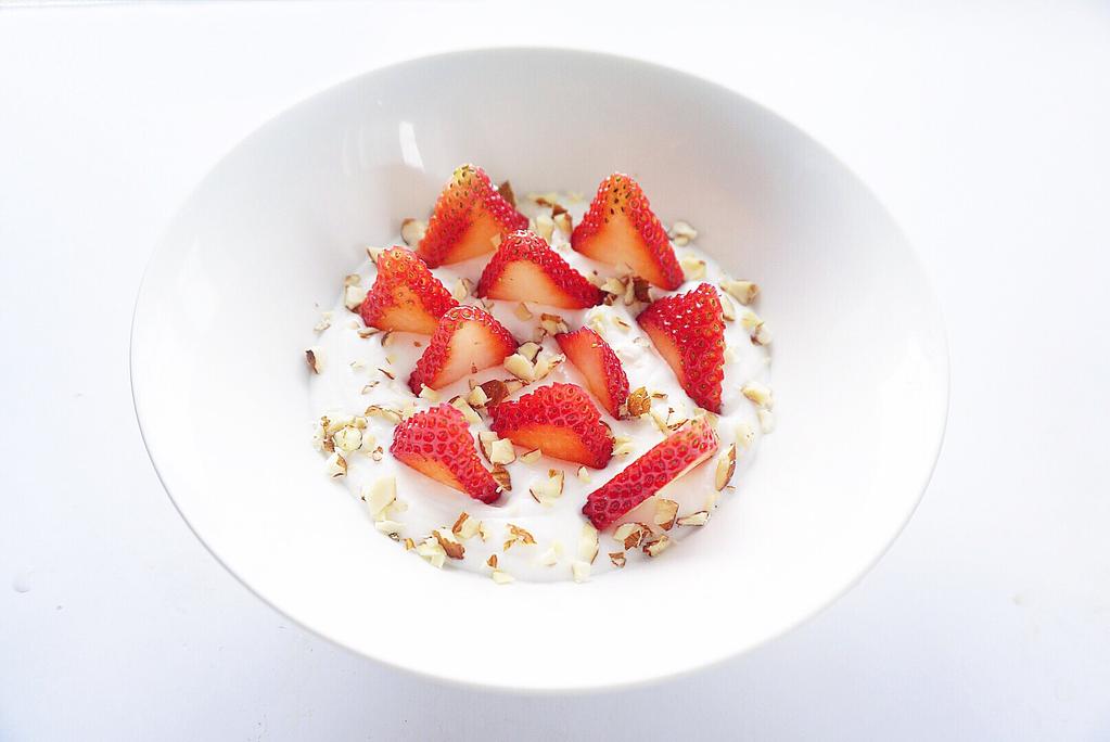 Day 4 Strawberry Coco Creme Bowl (makes enough for Day 4 and Day 5) Ingredients 6 tablespoons coconut cream 4 tablespoons almond milk 10 strawberries (sliced) 2 tablespoon chopped almonds