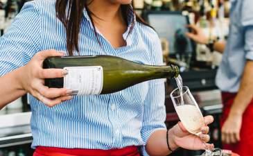 Premium Light White Wine: Leo Buring Dry Riesling, Bird In Hand Sauvignon Blanc Red Wine: Blue Pyrenees Cabernet Sauvignon, Ben s Run Vineyard Shiraz Sparkling: Castelforte Prosecco DOC Soft drink