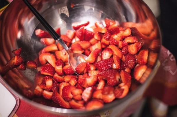 You're going to need lots of strawberries to make this strawberry moonshine recipe!