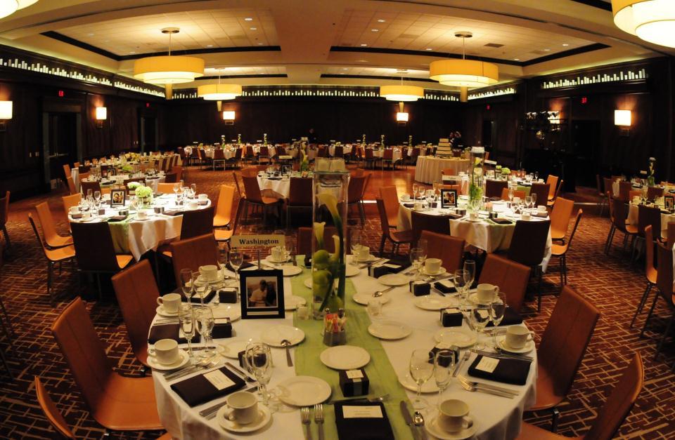 Grand Salon Dimensions L x W x H 57' x 87' x 16' Square Feet 4959 Capacity Banquet 400 Reception 600 With the