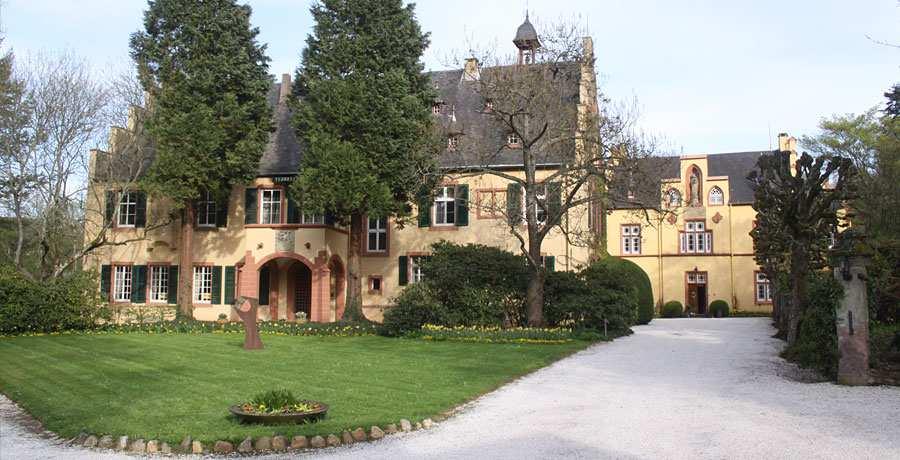 MOSEL - RUWER In 1882 Carl Ferdinand Freiherr von Stumm-Halberg bought the Grünhaus estate which consisted of vineyards, a farm, and extensive woodland.