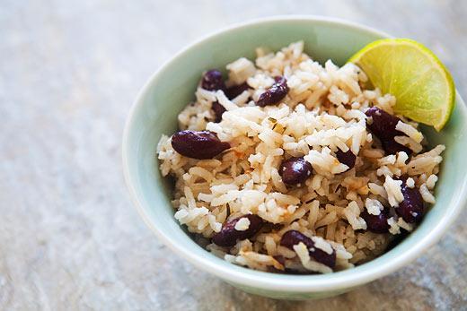 JAMAICAN RICE AND PEAS Kate Chung Traditionally the peas are pigeon peas, often substituted with kidney beans 3 cups uncooked rice (converted is healthier than white) 2 cans red kidney beans, drained