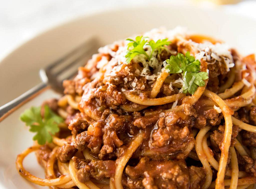 Beef bolognaise 100g beef mince 30g diced onions 10g garlic paste 8g tomato puree 100g chopped tomatoes 1 tsp oil 20ml beef stock 60g spaghetti oregano parsley salt and pepper 1.