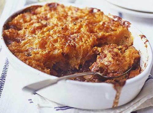 Vegetarian cottage pie 100g vegetarian mince 30g diced red onions 2g garlic 100g potatoes 100g chopped tomatoes 16g tomato puree 1 tsp butter thyme salt and pepper a pinch of nutmeg 1.