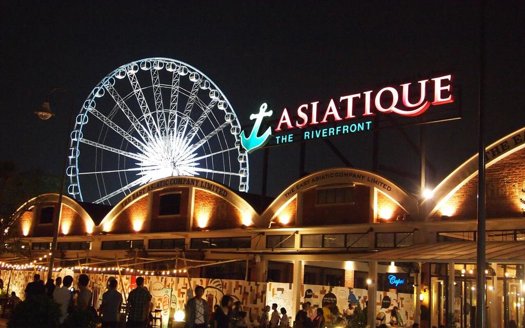 ASIATIQUE THE RIVERFRONT Asiatique The Riverfront is a Bangkok s first large-scale riverside community mall combining shopping, dining, sightseeing, activities and events under one roof.