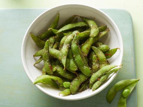 Page 3 - June 2018 Original Recipe & Photo by: Food Network Original Recipe: Food Network; Photo by: Anna Williams Spiced Edamame Makes 4 servings; each serving has 149 calories, 12 grams of protein,