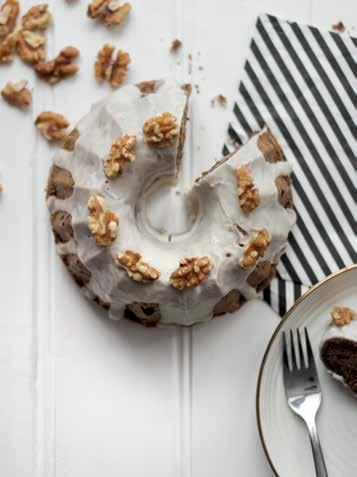 Romy s Vegan Coffee Walnut Cake 1 tbsp flaxseeds 3 tbsp hot water 300g flour 3 tbsp maple syrup 50g walnuts, plus more for decoration 2 tsp cinnamon 1 tsp baking powder 4 tbsp coffee either instant