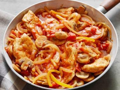 4-Step Chicken Marengo Servings: 4 2 large chicken breasts, sliced into four thin cutlets salt and freshly ground black pepper 1/2 cup all-purpose flour 3 tablespoons olive oil 1 medium sweet onion,