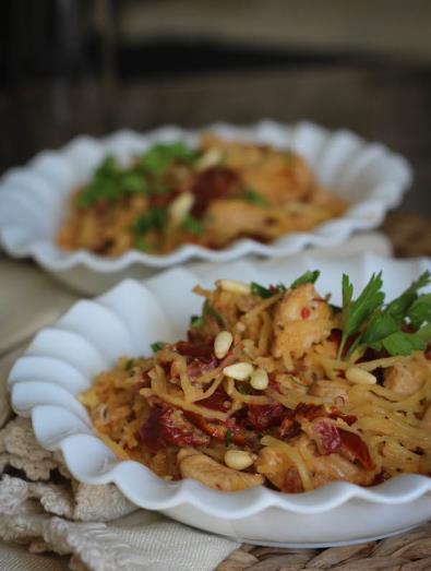 Creamy Sun-Dried Tomato Chicken Pasta Servings: 4 1 medium spaghetti squash 1 tablespoon olive oil 4 garlic cloves, minced 2 large shallots, thinly sliced 4 ounces of sun-dried tomatoes in oil 1