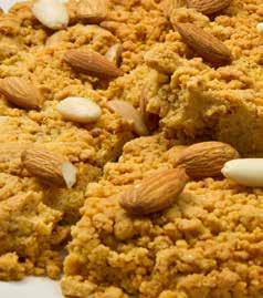 SBRISOLONA CAKE CORN FLOUR BUTTER YOLKS BLANCHED CRUSHED ALMONDS SHELLED, CRUSHED ALMONDS 800 GR 3 2 NR 2 NR 2 2 Sandblast the butter with the flour, add the chopped almonds (holding 50 grams of